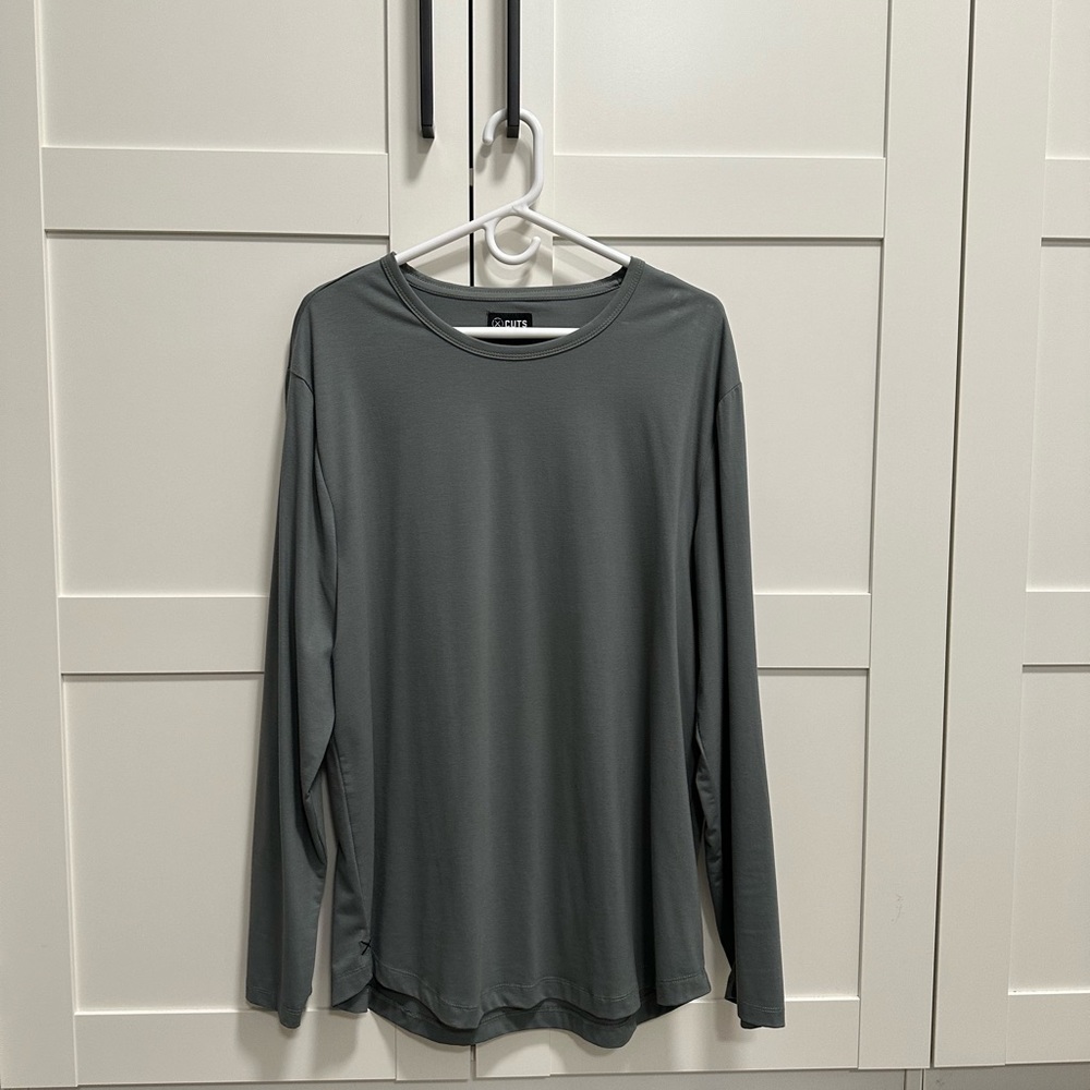 Cuts curve hem long sleeve gray/blue shirt